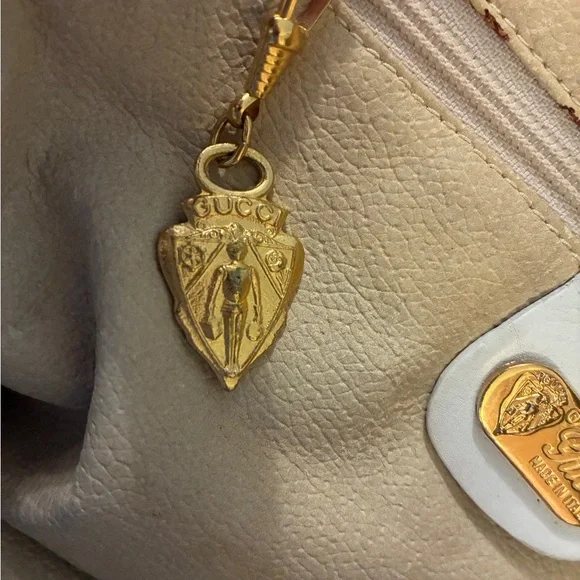 Authenticated Off White Crossbody GG Supreme Canvas Gucci Bag - Picture 7 of 16